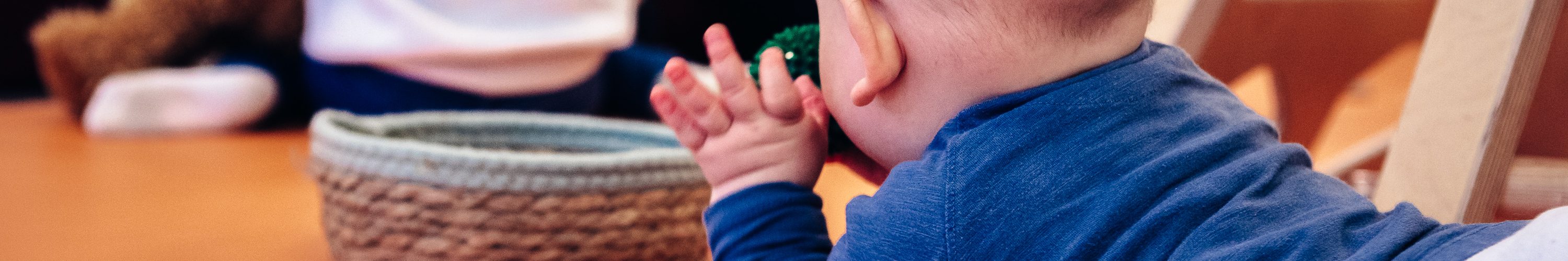 Kind krabbelt zwischen Spielzeug