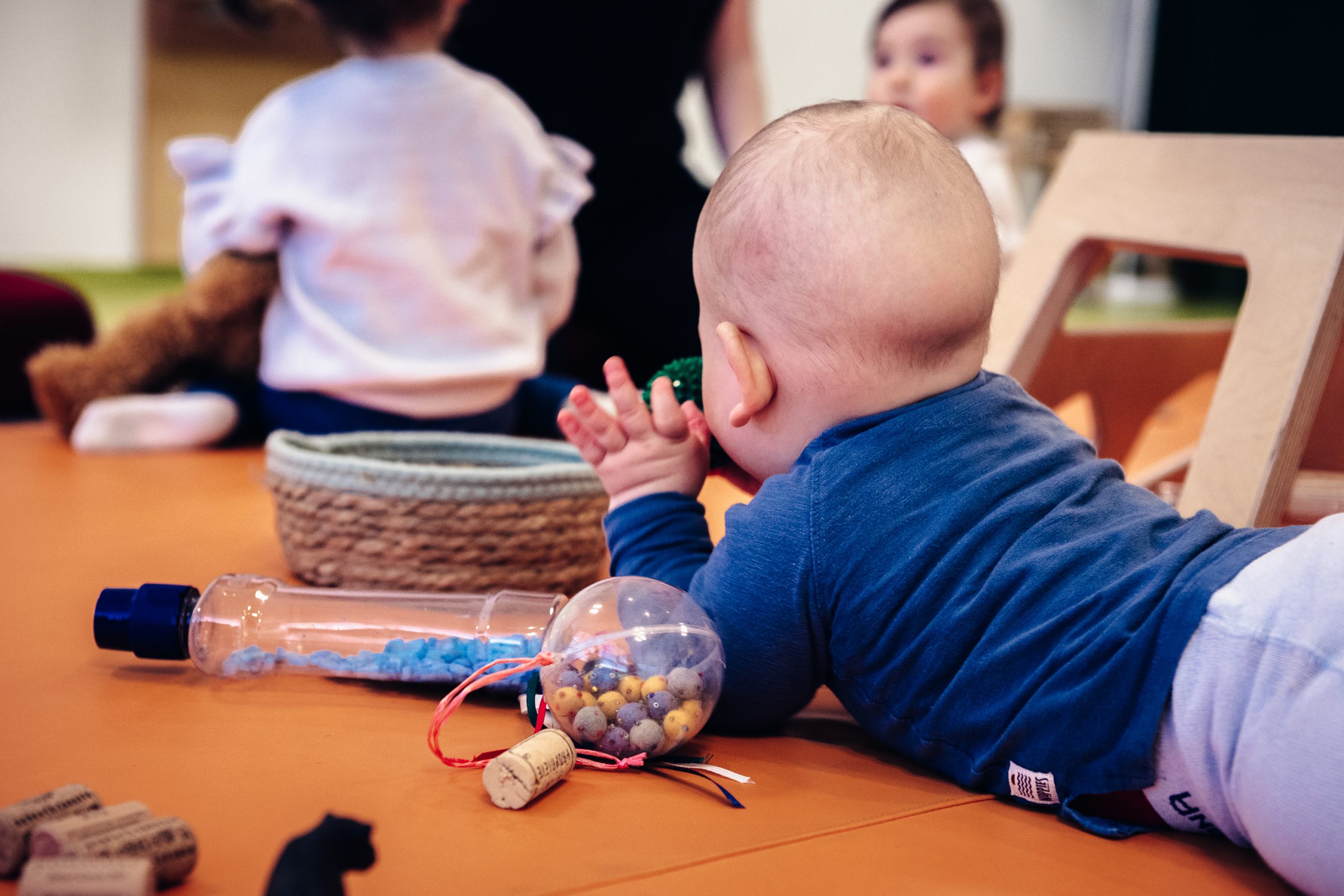 Kind krabbelt zwischen Spielzeug