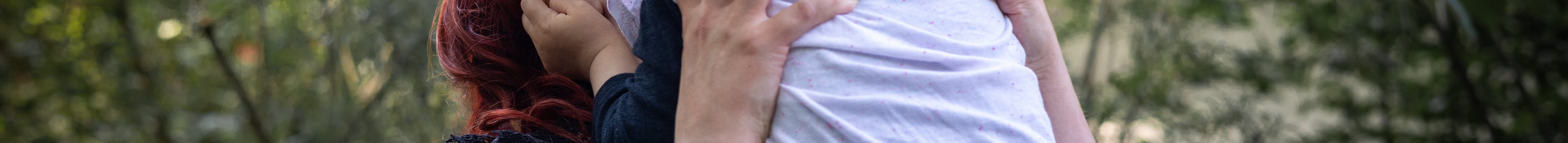 Mutter hebt Kind in die Höhe