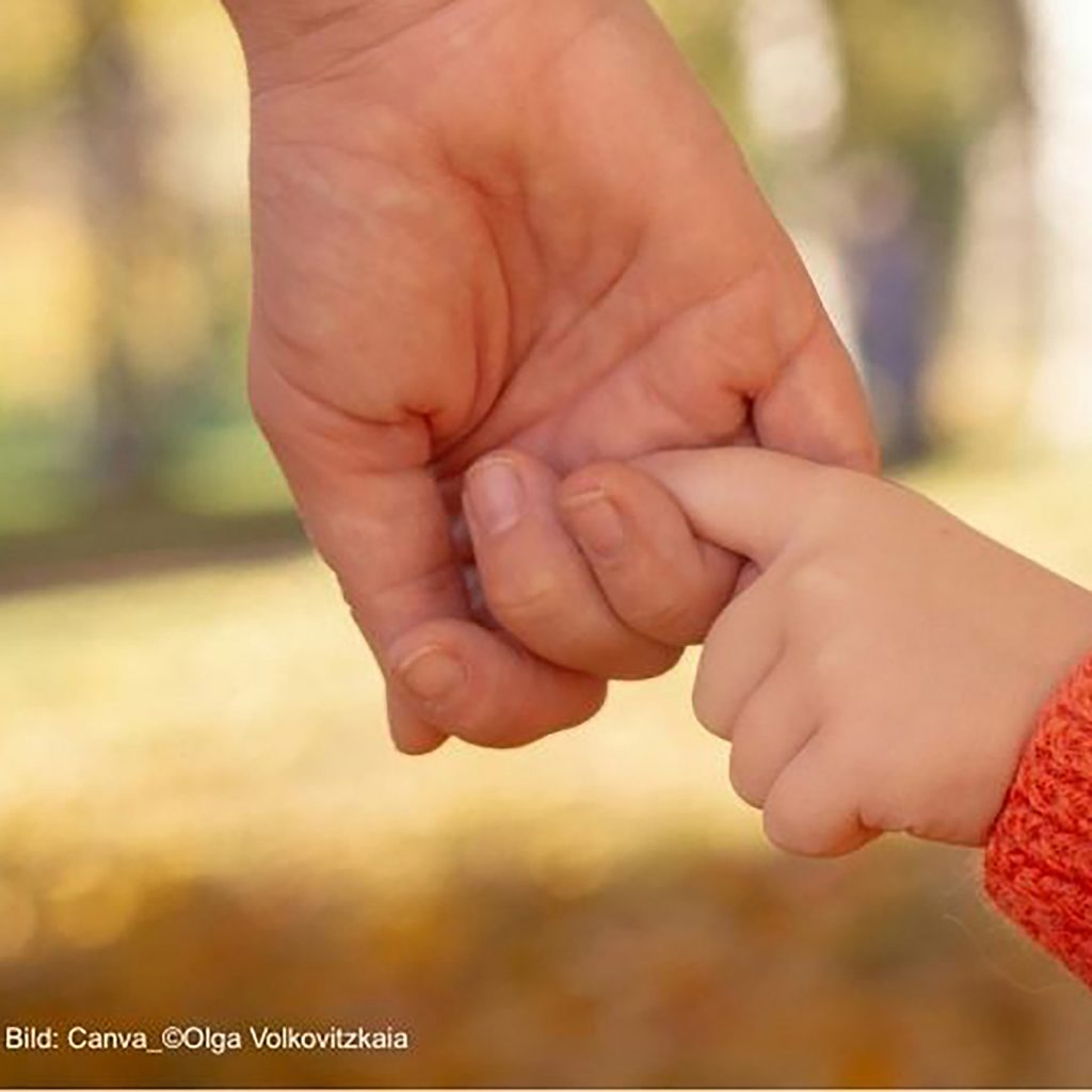 Hand in Hand mit Kind;geborgen