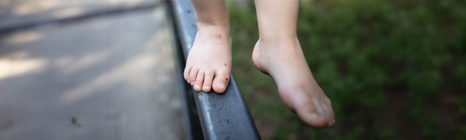 Kinderfuesse balancieren, Titelbild