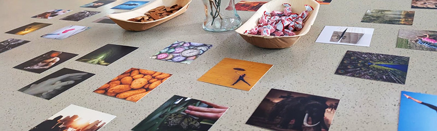 es liegen Karten mit verschiedenen Motiven auf dem Tisch für Schulungen